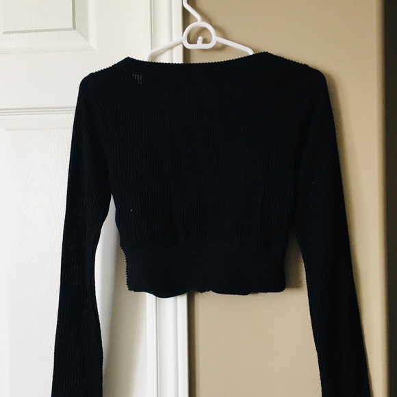 Hollister Black Ribbed Knit Front Knotted Long Sleeve Crop Top - Picture 2 of 4